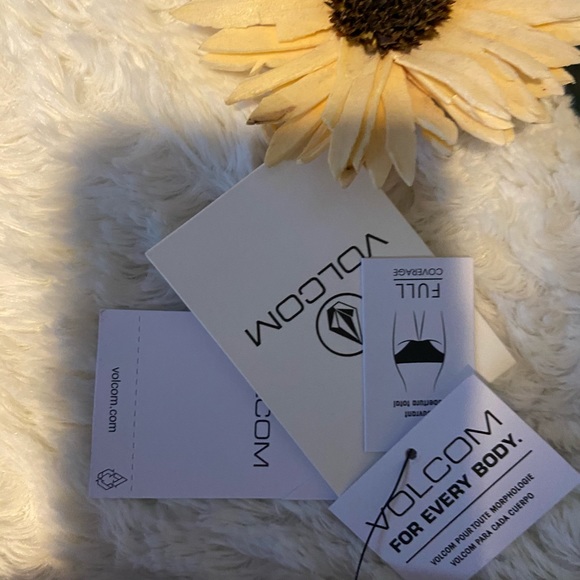 Beautiful women’s VOLCOM bikini bottom only - Picture 3 of 6